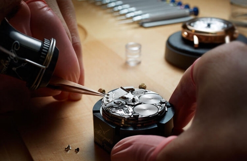 雅典售后电话（雅典表壳划痕）